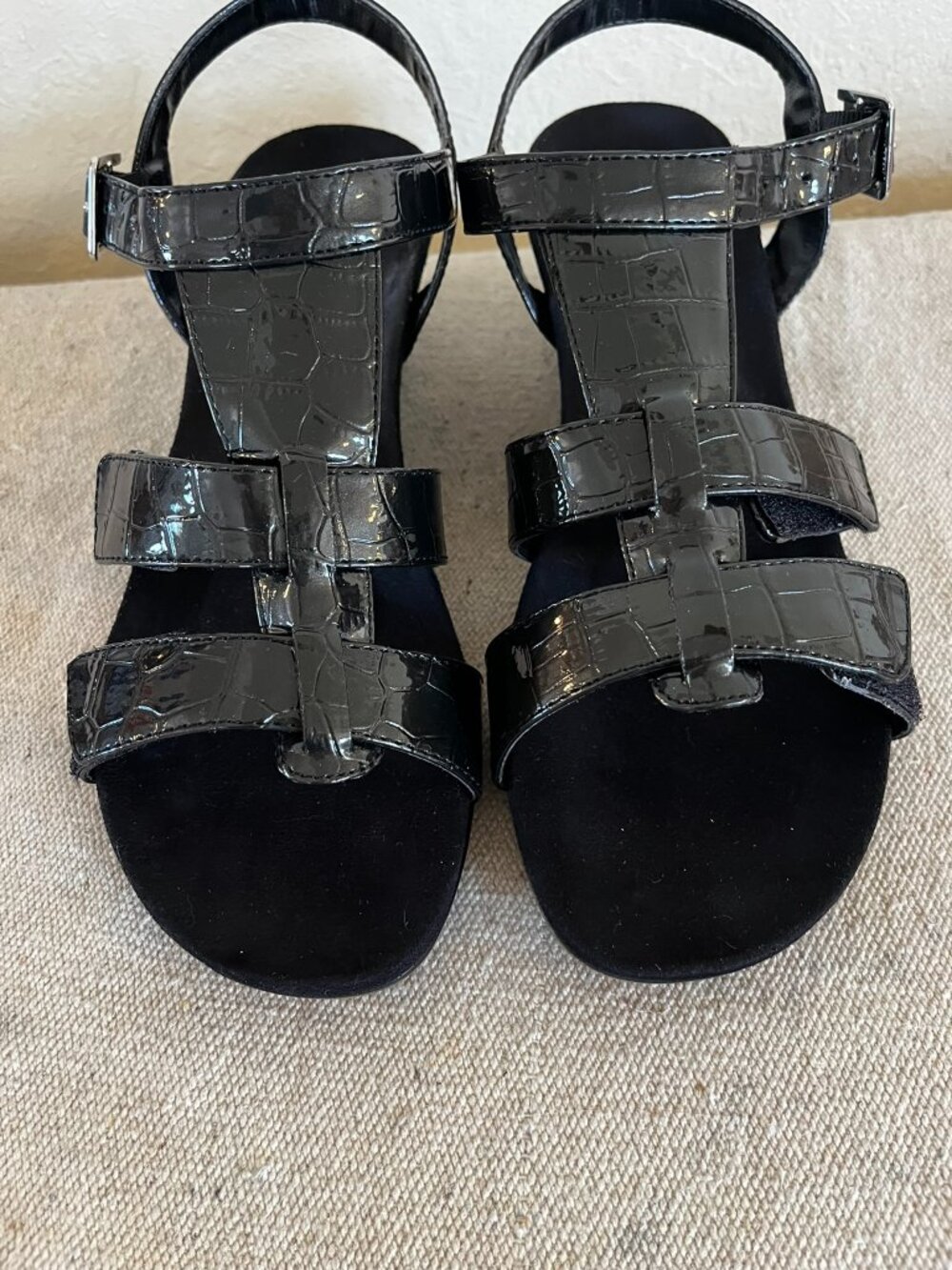 Vionic Woman's Black Glenda Orthaheel Croc Embossed Minimalist Sandals Sz 9